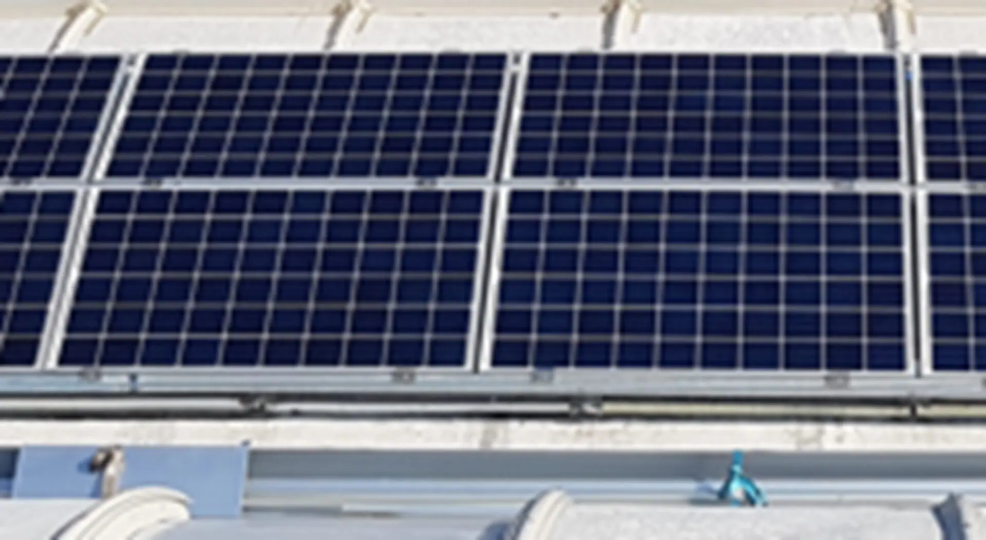 Pannelli fotovoltaici e incentivi del Decreto Conto Termico 3.0 Pannelli fotovoltaici su un edificio, simbolo degli interventi incentivati dal Decreto Conto Termico 3.0 per l’energia rinnovabile.